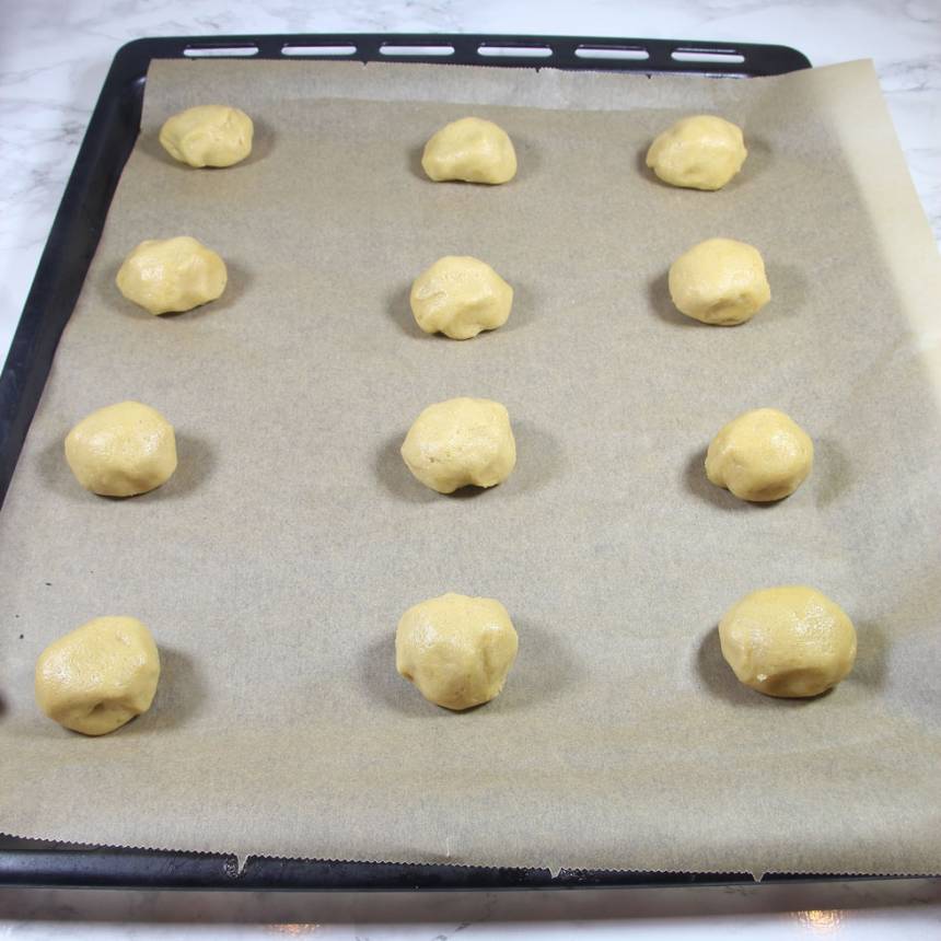4. Lägg kakorna på plåtar med bakplåtspapper (ca 9 på varje). 