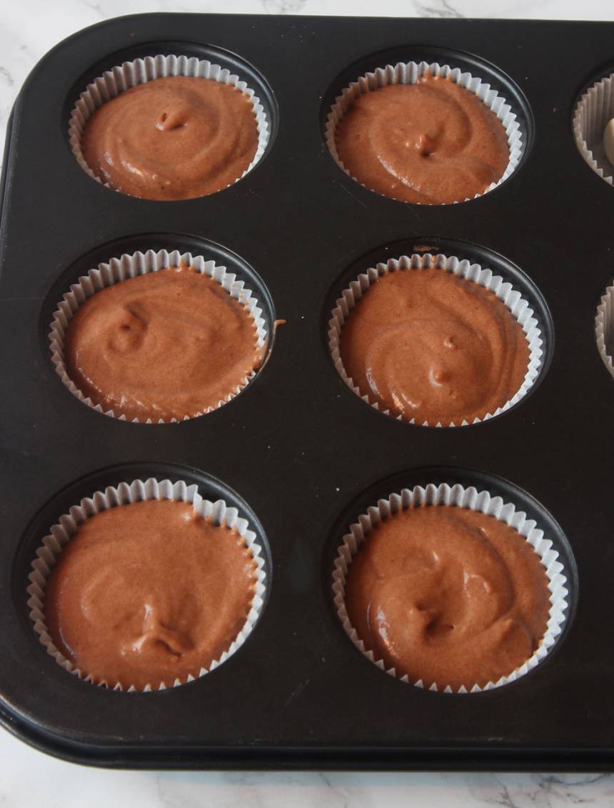 2. Ställ ut 12–15 muffinsformar på en plåt (eller i en muffinsform). Häll smeten i muffinsformarna. Fyll dem till 2/3. (Jag har ställt formarna i en muffinsplåt för då behåller de formen bättre, men det funkar utan också).