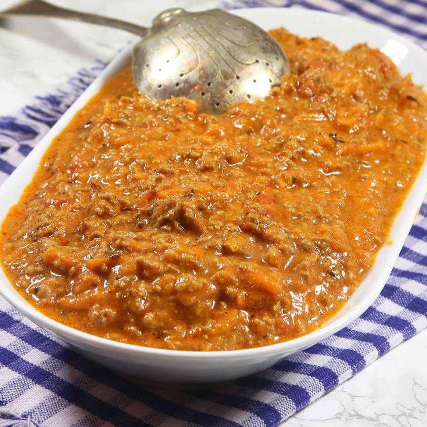 Läcker, smakrik köttfärssås med rivna morötter – klicka på bilden för recept!