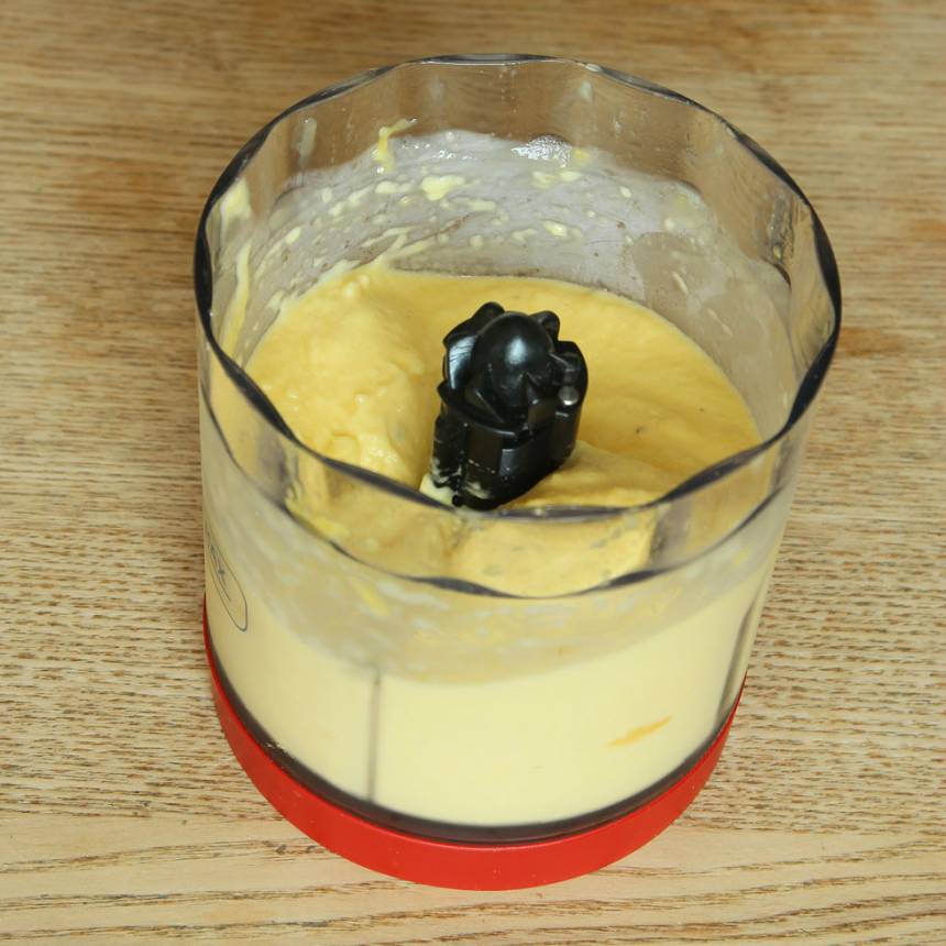 1. Mixa bananen och mangon i en hushållsmaskin med knivar till en glass. Låt bananen tina lite om det är svårt att mixa. Ät direkt eller förvara glassen i frysen.