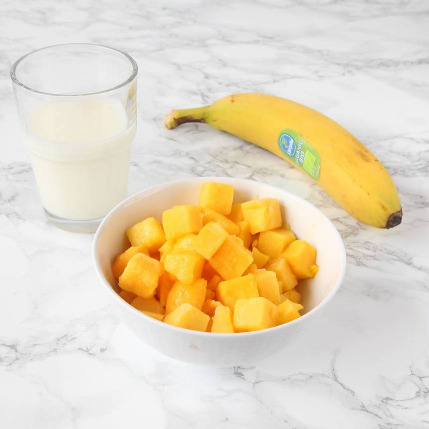1. Tina mangon lite lätt (den ska vara halvfryst). Ta fram en banan och mjölk. 