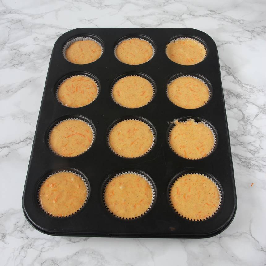 3. Fyll ca 12 muffinsformar till ¾ med smet. Jag har använt en muffinsplåt för då håller de formen bättre, men det går bra även utan form. 