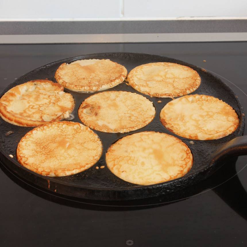 5. Grädda pannkakan en liten stund. Lägg de färdiga pannkakorna i hög på ett fat så de håller värmen. Reglera värmen upp och ner under gräddningen så pannkakorna blir lagom gyllenbruna.