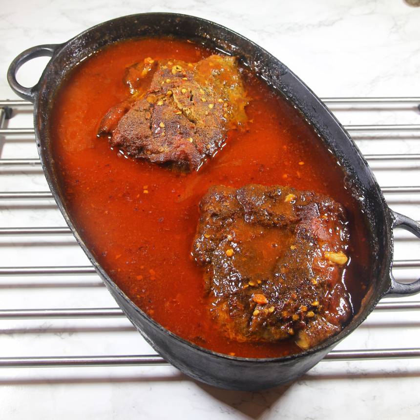3. Sätt in grytan i ugnen i 10–12 timmar. Köttet är klart när det faller i bitar när man drar isär det med två gafflar. 