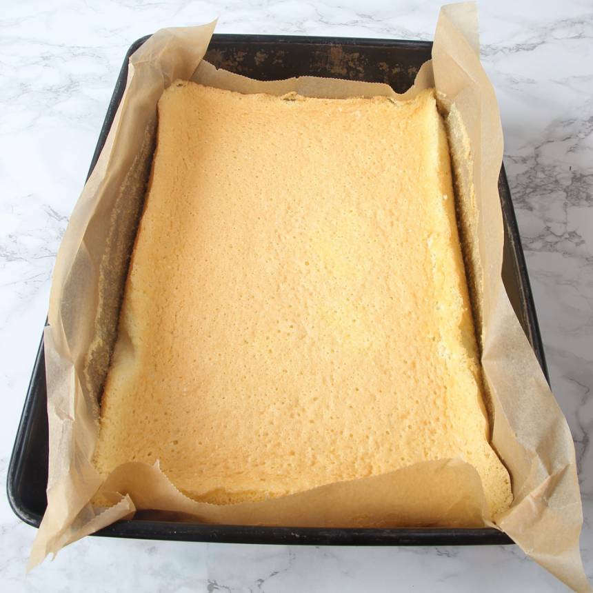 3. Grädda kakan längst ner i ugnen i 16–20 min. Låt den kallna i formen. 