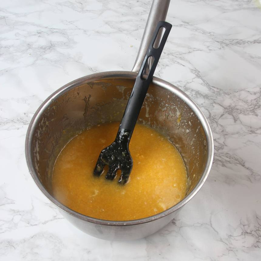 4. Glasyr: Smält smöret i en kastrull. Tillsätt sockret och låt det puttra på låg värme i en minut. Stäng av värmen. Tillsätt vaniljsocker och äggulor. Vispa ihop till en slät smet. 