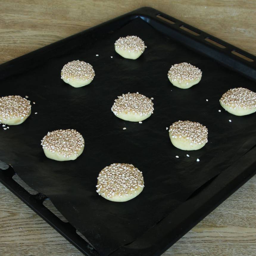 5. Lägg kakorna på en plåt med bakplåtspapper.