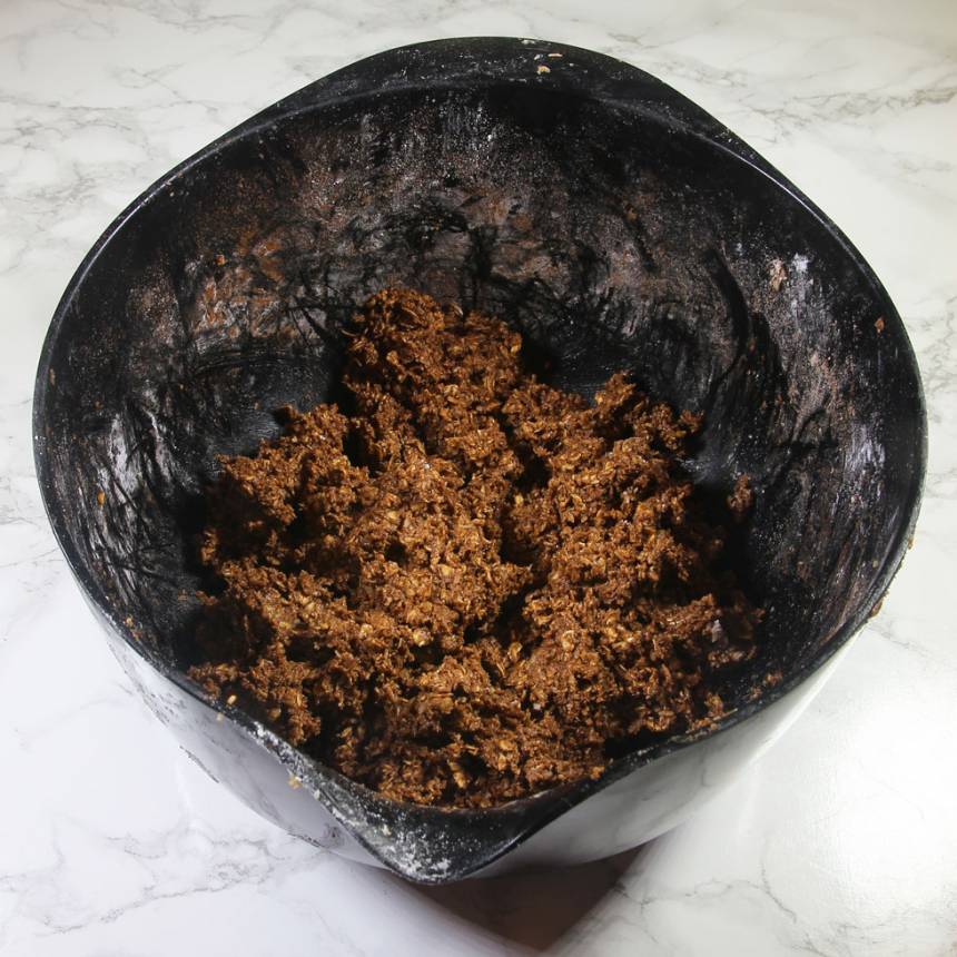 5. Blanda ner ytterligare 1 msk kakao i den sista smeten i bunken. Sprid ut den ovanpå den ljusabruna smeten i formen. Jämna till ytan. Ställ den i frysen en stund. 