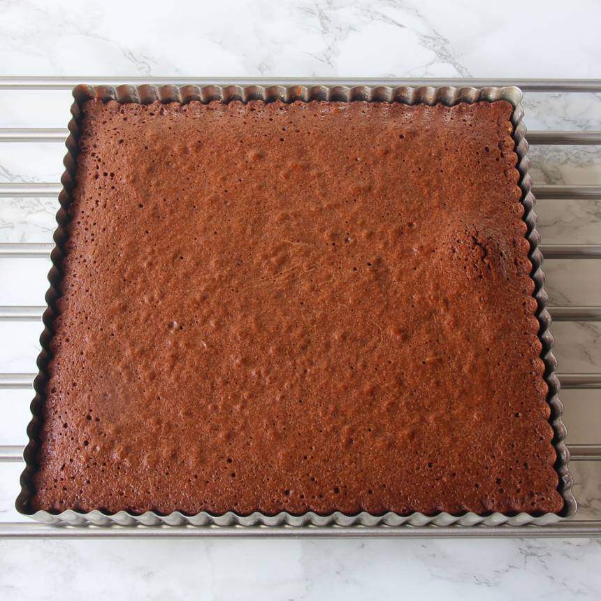 3. Grädda kakan i 20–22 min. Låt den kallna i formen. 