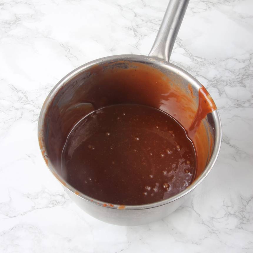 4. Chokladfudge: Blanda alla ingredienserna utom smöret, i en kastrull. Koka upp det och låt det puttra till 123 grader. Tag bort kastrullen från värmen och tillsätt smöret. Blanda till en slät smet. 