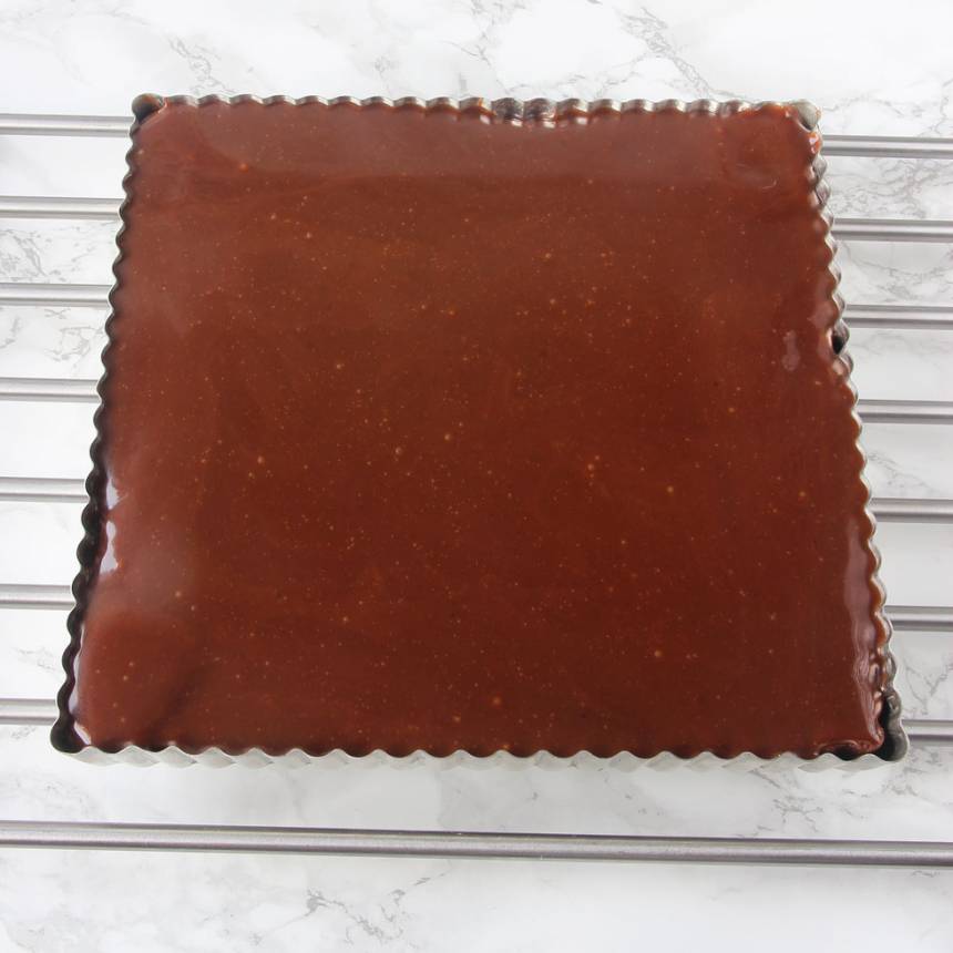 5. Häll fudgen över kakan och låt den stelna i kylen. Servera gärna med en klick vispgrädde.