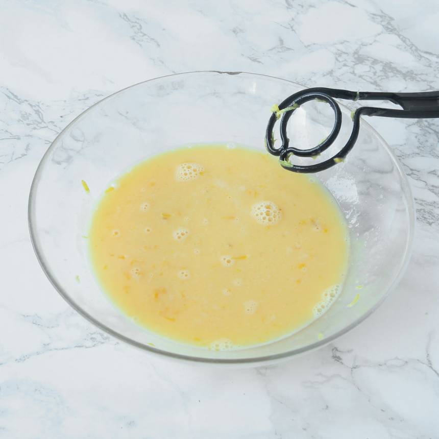 7. Vispa ihop citronskal, citronsaft och äggulor i en skål. 