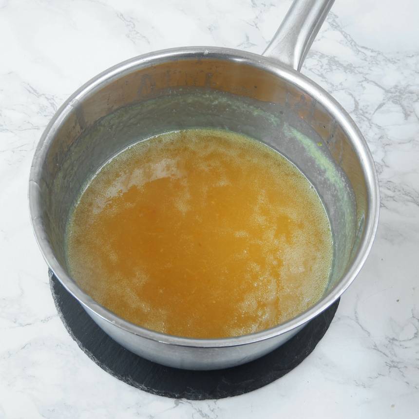 8. Smält smöret i en kastrull. Tillsätt strösocker och citronblandningen. Låt det koka ihop och puttra tills det tjocknar, 15–20 min. Låt det svalna. 