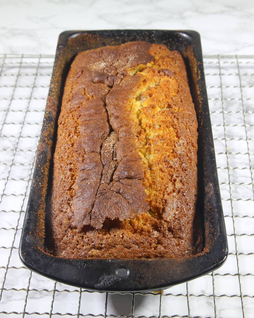 5. Grädda kakan längst ner i ugnen i 42–45 min. Låt den svalna i formen innan du stjälper upp den.