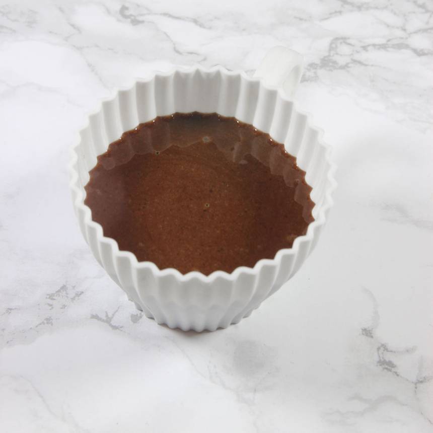 2. Häll smeten i en kaffekopp (eller en portionsskål). Fyll den inte mer än ¾ för annars rinner det över under gräddningen. 