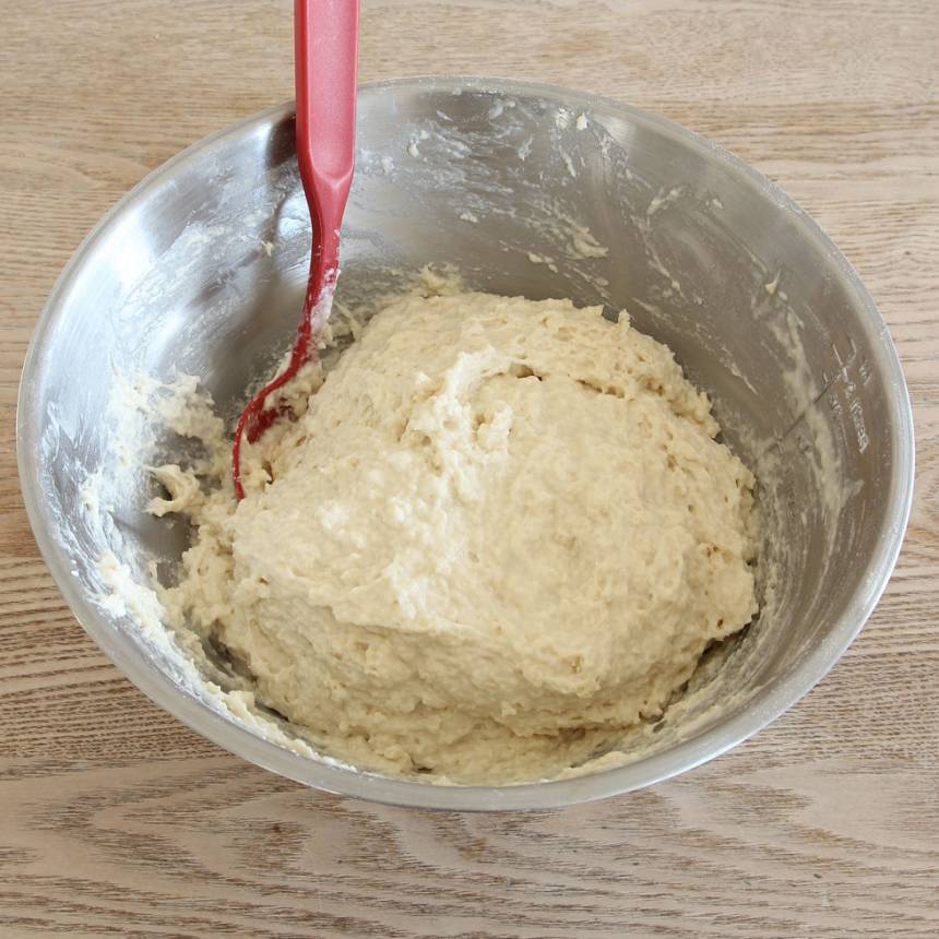 1. Nyp ihop smöret med de torra ingredienserna. Tillsätt mjölken och blanda ihop allt till en kladdig deg. 