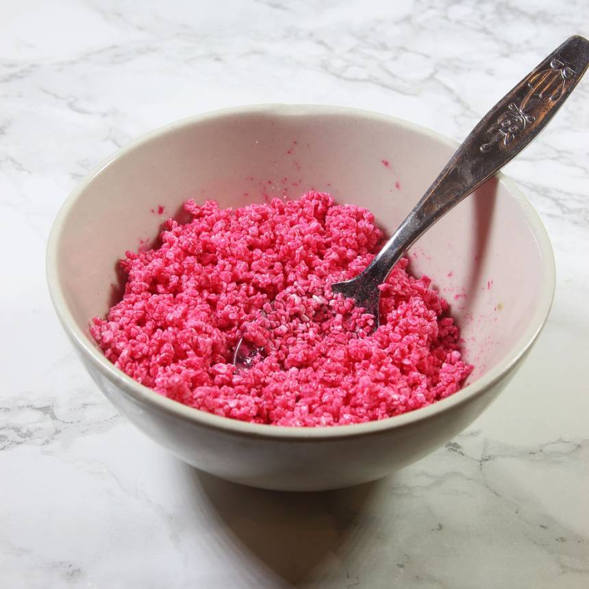1. Blanda pärlsocker och några droppar hushållsfärg i en skål. Rör om ordentligt tills pärlsockret är lagom rosa. 