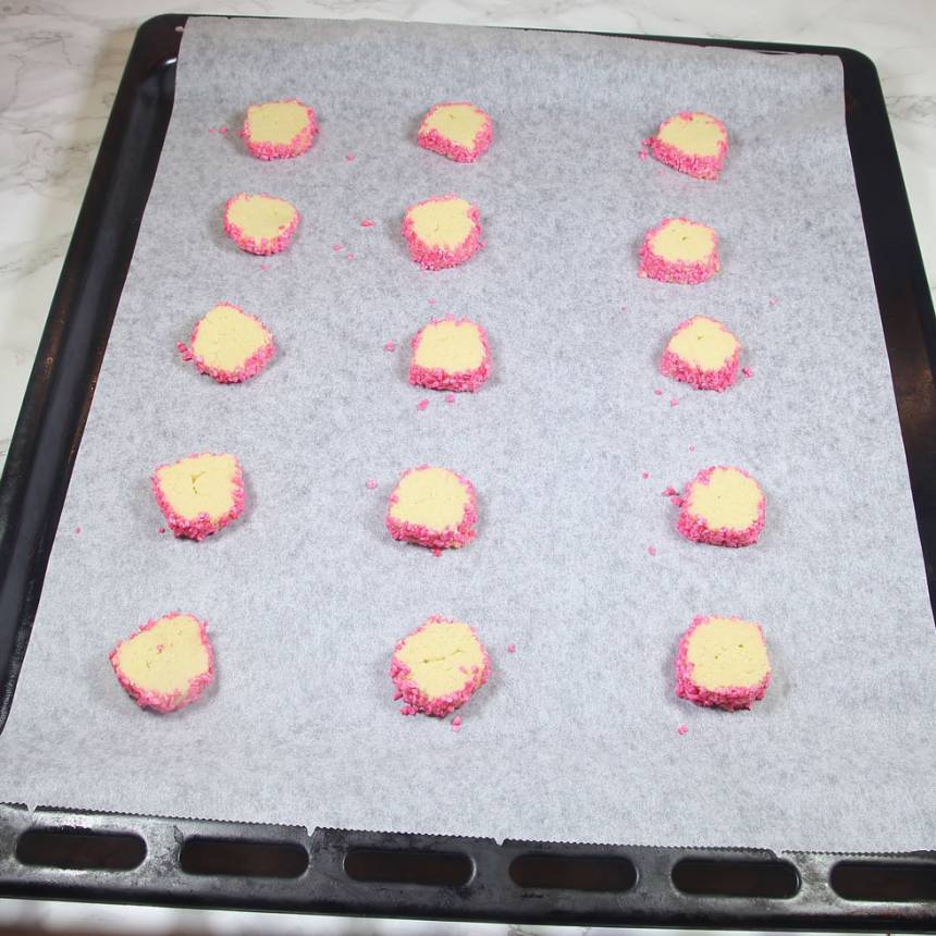6. Lägg kakorna på en plåt med bakplåtspapper. 