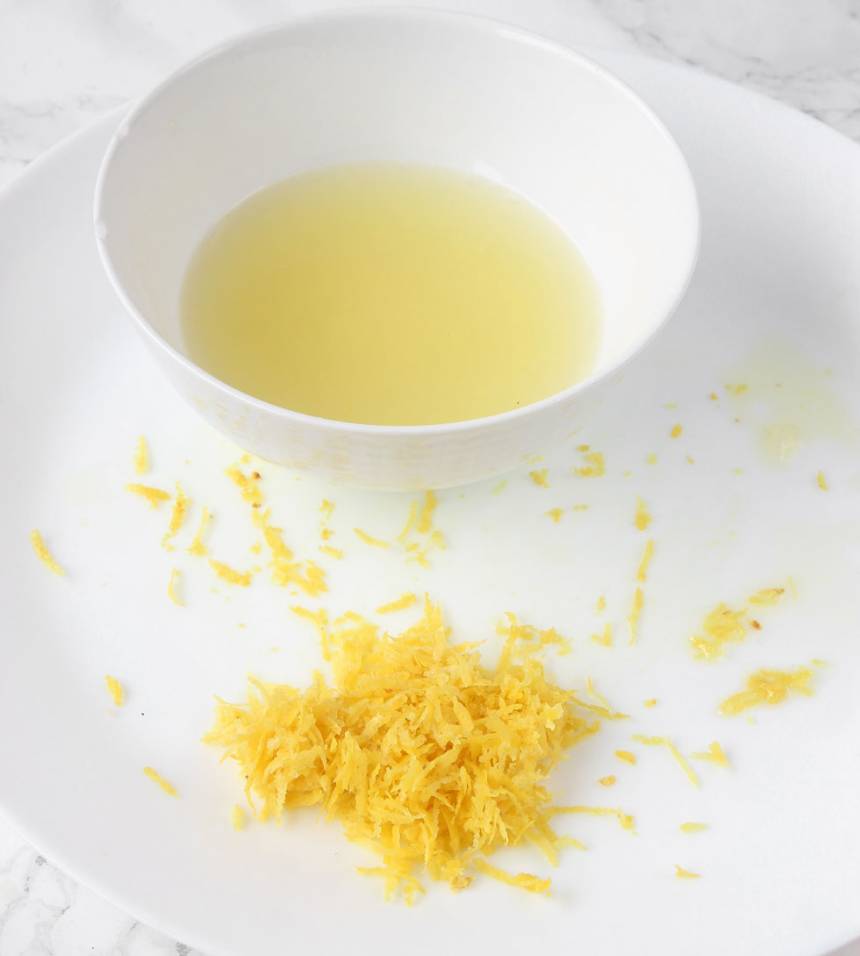 6. Fyllning: Riv citronskalet fint och pressa ur all saft. 