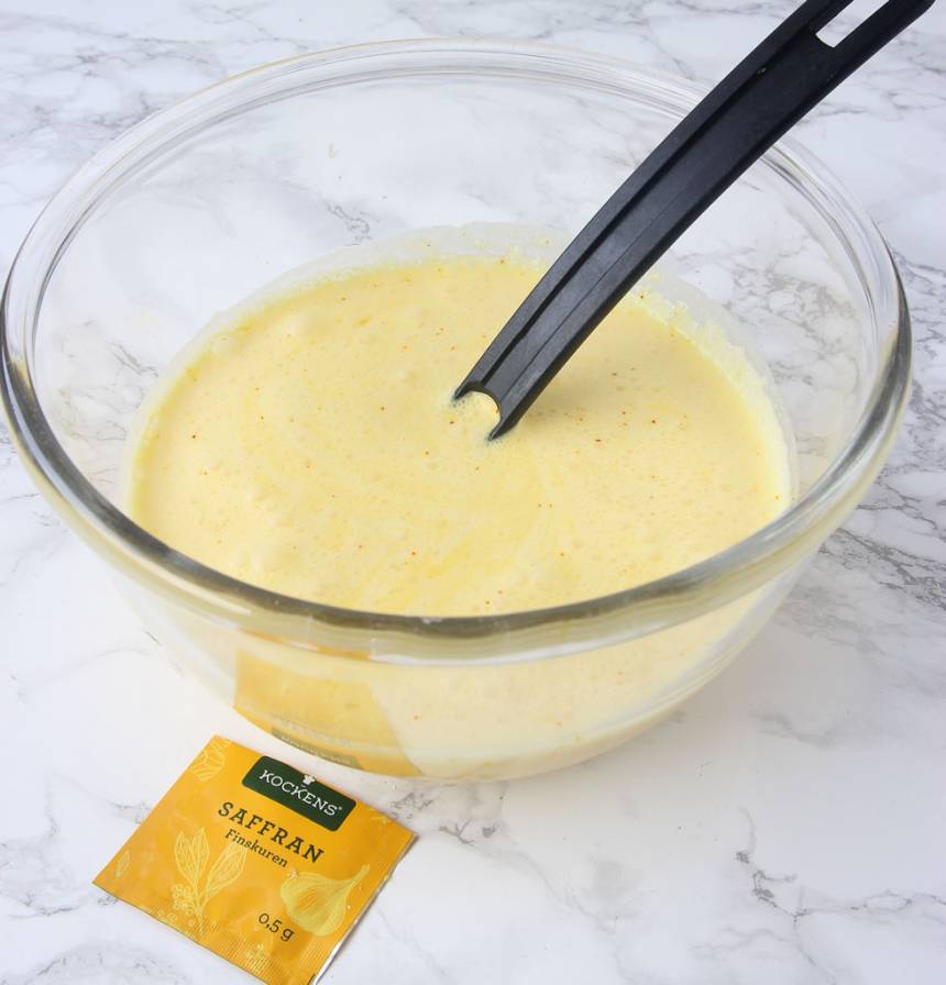 7. Vispa ihop citronskal och citronsaft med ägg, vispgrädde, saffran och florsocker till en jämn smet i en skål. 