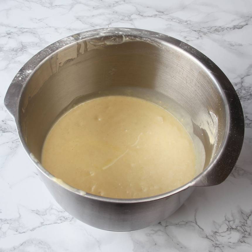 1. Sätt ugnen på 180 grader. Vispa strösocker och ägg pösigt i en bunke. Blanda vaniljsocker, bakpulver och vetemjöl. Rör ner det i äggblandningen ihop med smör och mjölk. Rör snabbt ihop allt till en slät smet. 