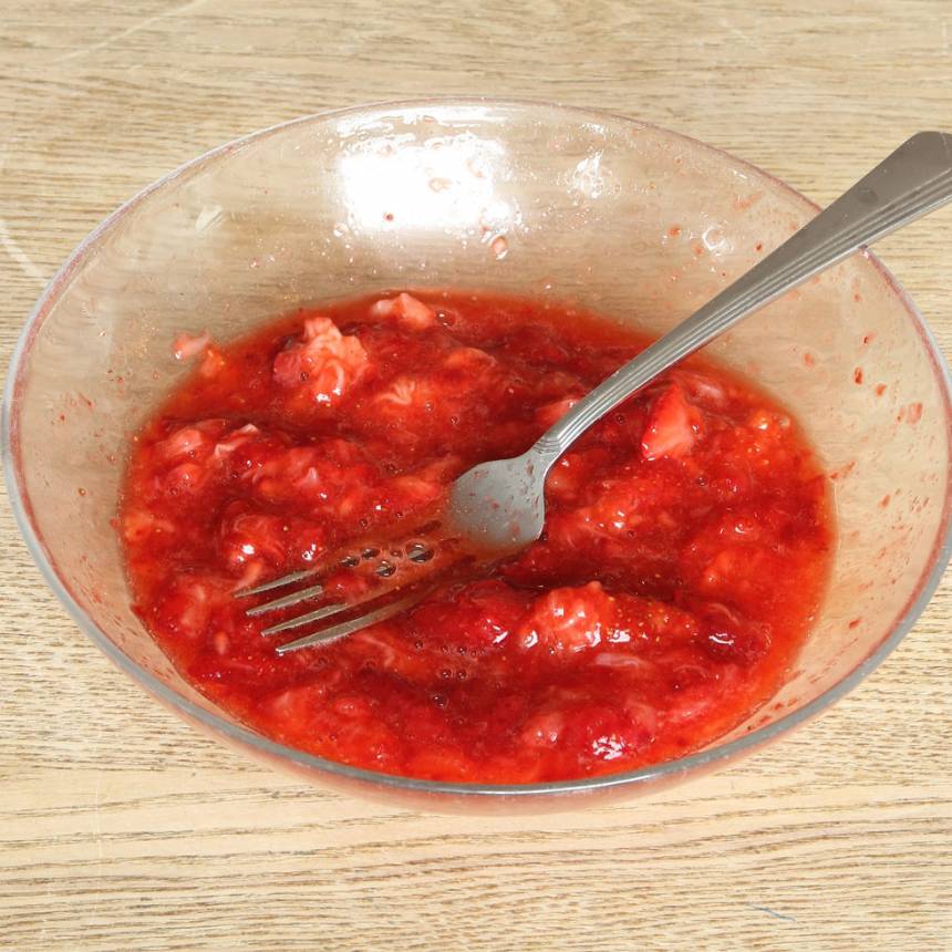 1. Mosa jordgubbarna i en skål. Värm den i mikron.