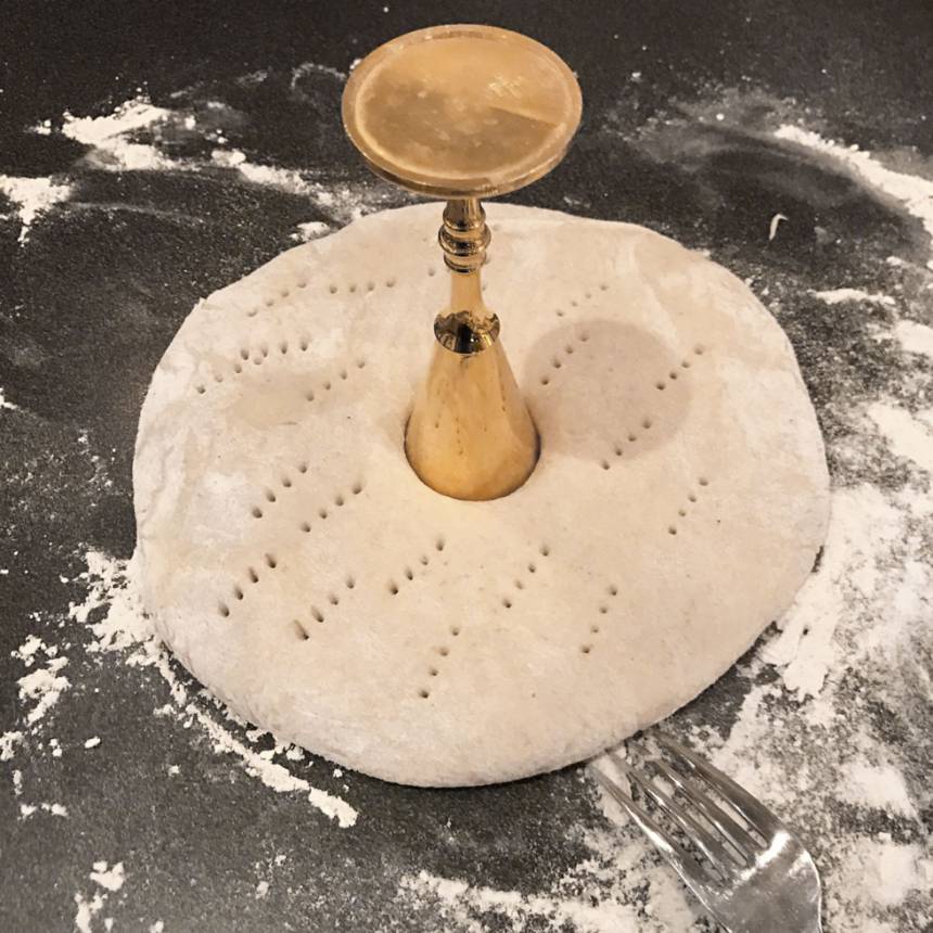 2. Knåda igenom degen på ett mjölat bakbord. Dela den i fyra delar och forma dem till runda bullar. Platta eller kavla ut dem till runda kakor, 18–20 cm i diameter. Lägg dem på en plåt med bakplåtspapper. 