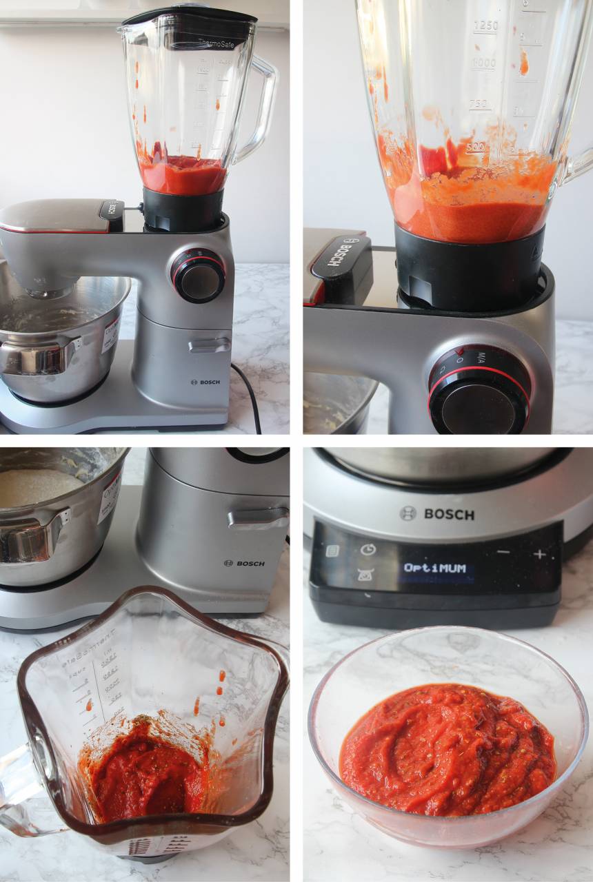 2. Tomatsås: Mät upp rätt mängd ingredienser till såsen. Den inbyggda vågen i maskinen känner av vikten i mixern. Mixa krossade tomater och tomatpuré i en mixer till en slät sås. Rör i oreganon efteråt.