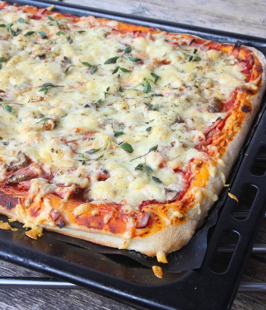 6. Grädda pizzan i 12–15 min. Skär den i rutor med en vass kniv.